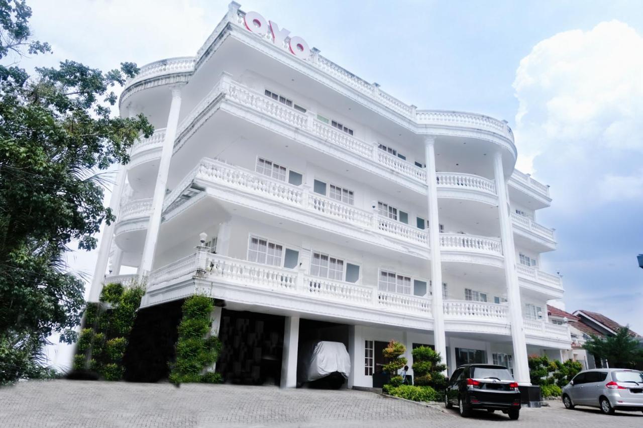Oyo 696 Hasanah Guest House Syariah De Saphire Malang Exterior foto