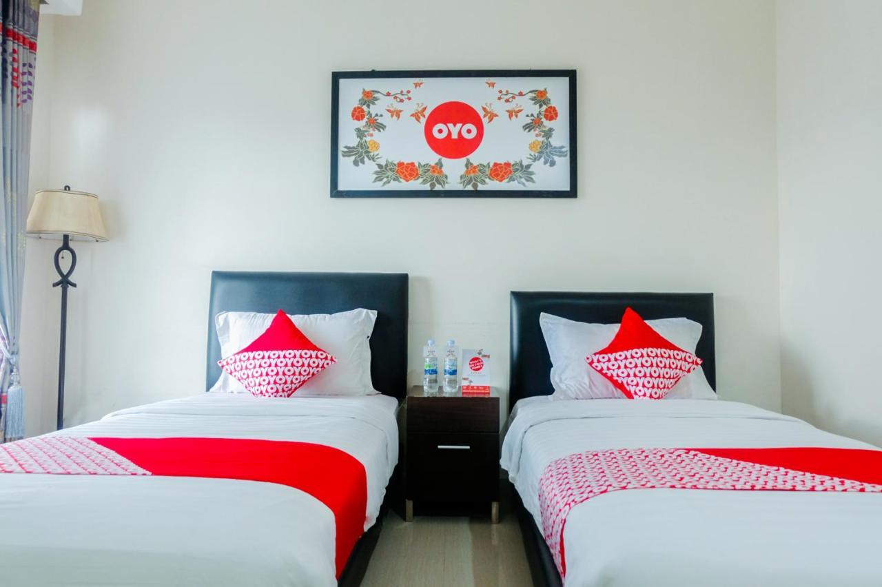 Oyo 696 Hasanah Guest House Syariah De Saphire Malang Exterior foto