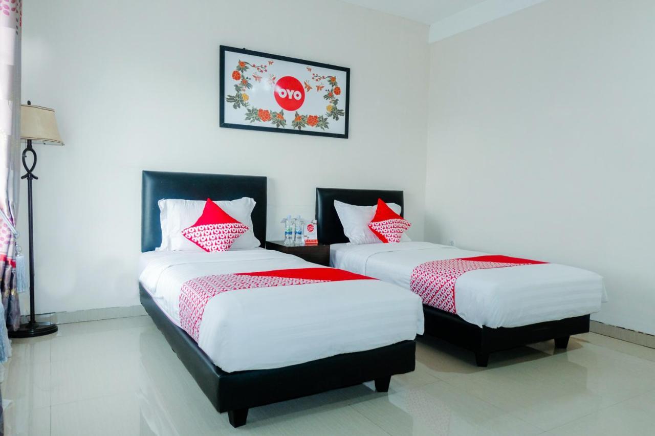 Oyo 696 Hasanah Guest House Syariah De Saphire Malang Exterior foto