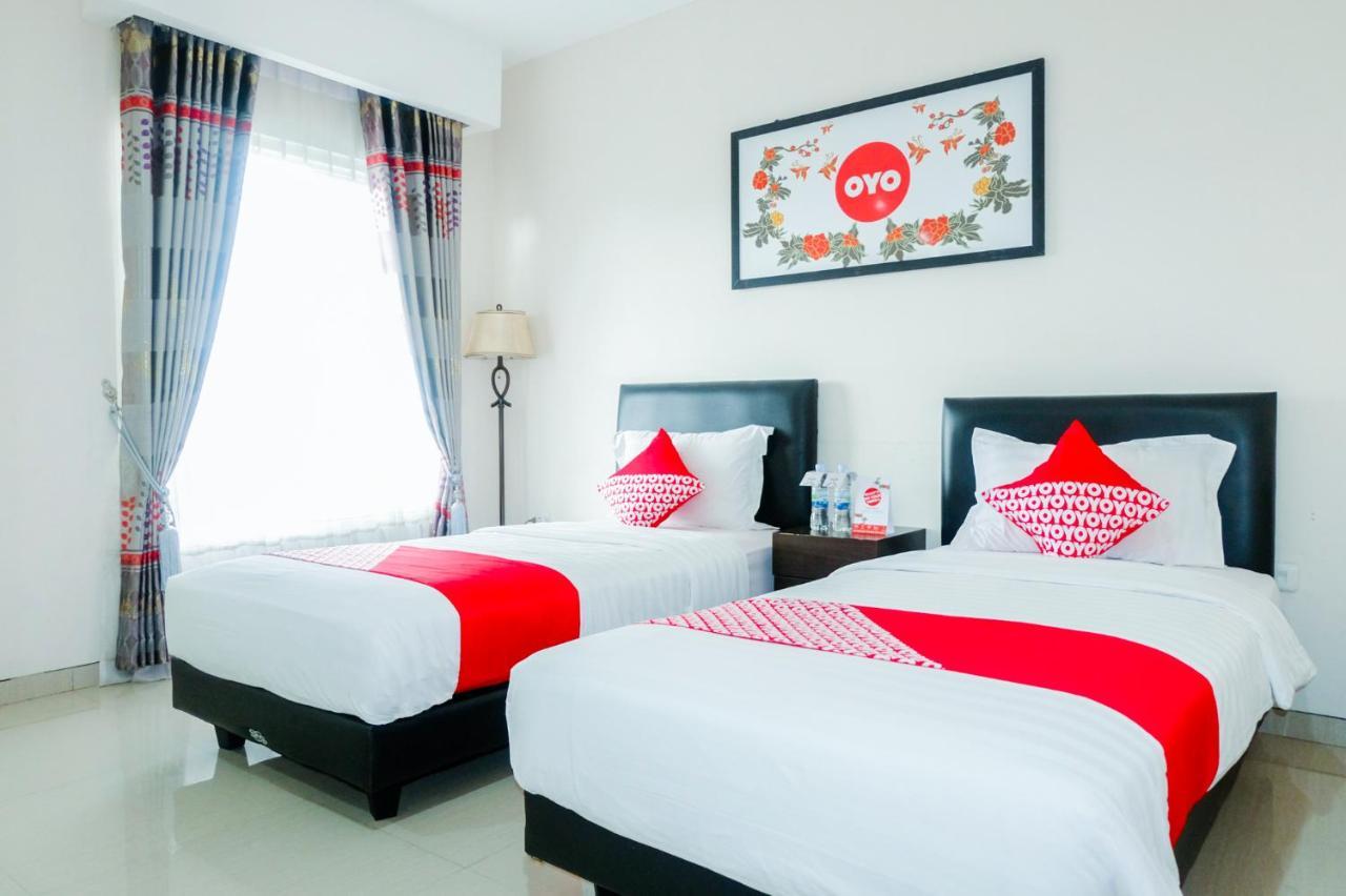 Oyo 696 Hasanah Guest House Syariah De Saphire Malang Exterior foto